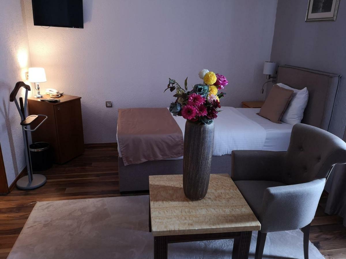 Hotel Ideal Podgorica Esterno foto
